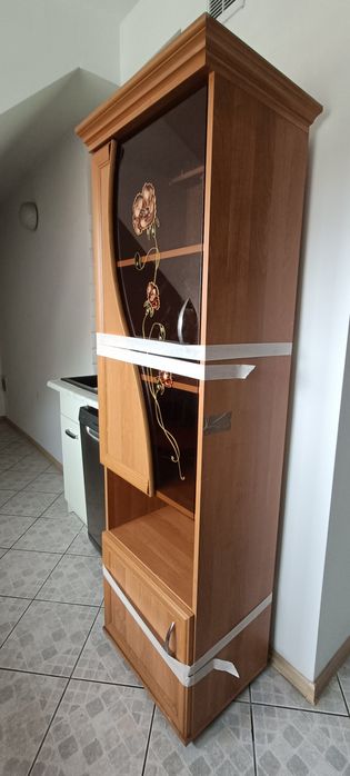 Słupek z witryną i ława