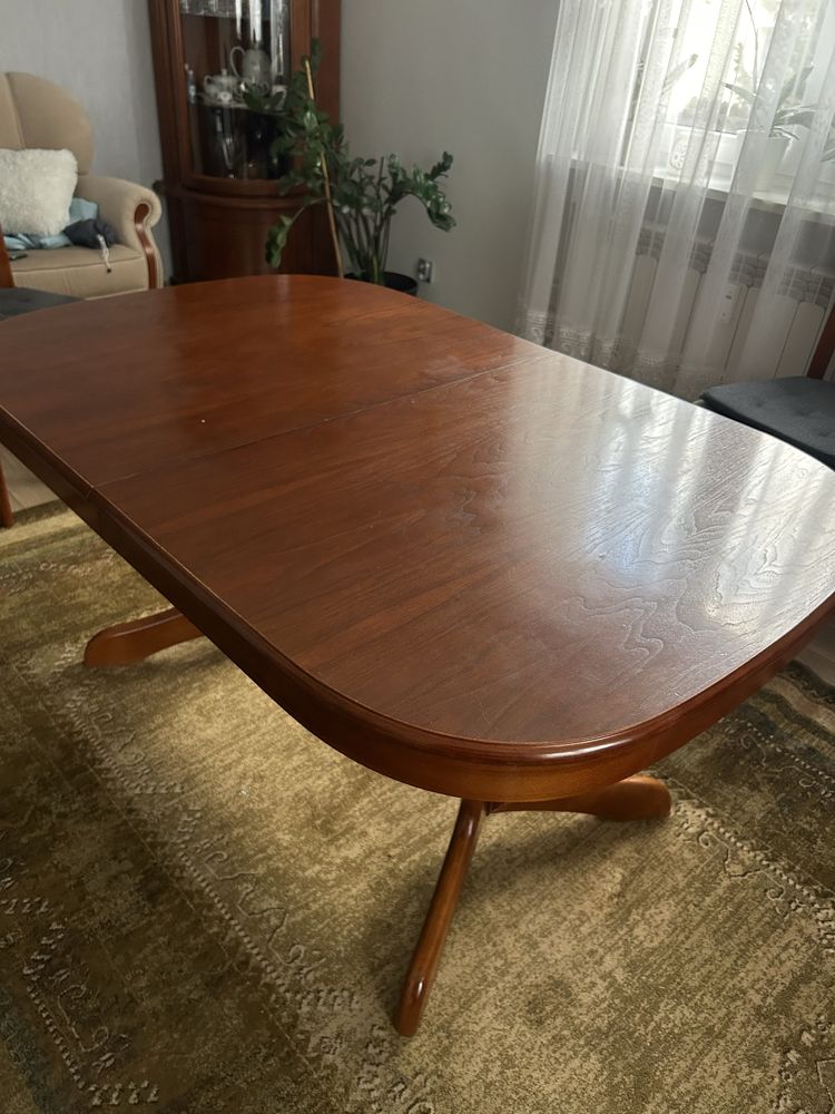 Drewniany duży stół