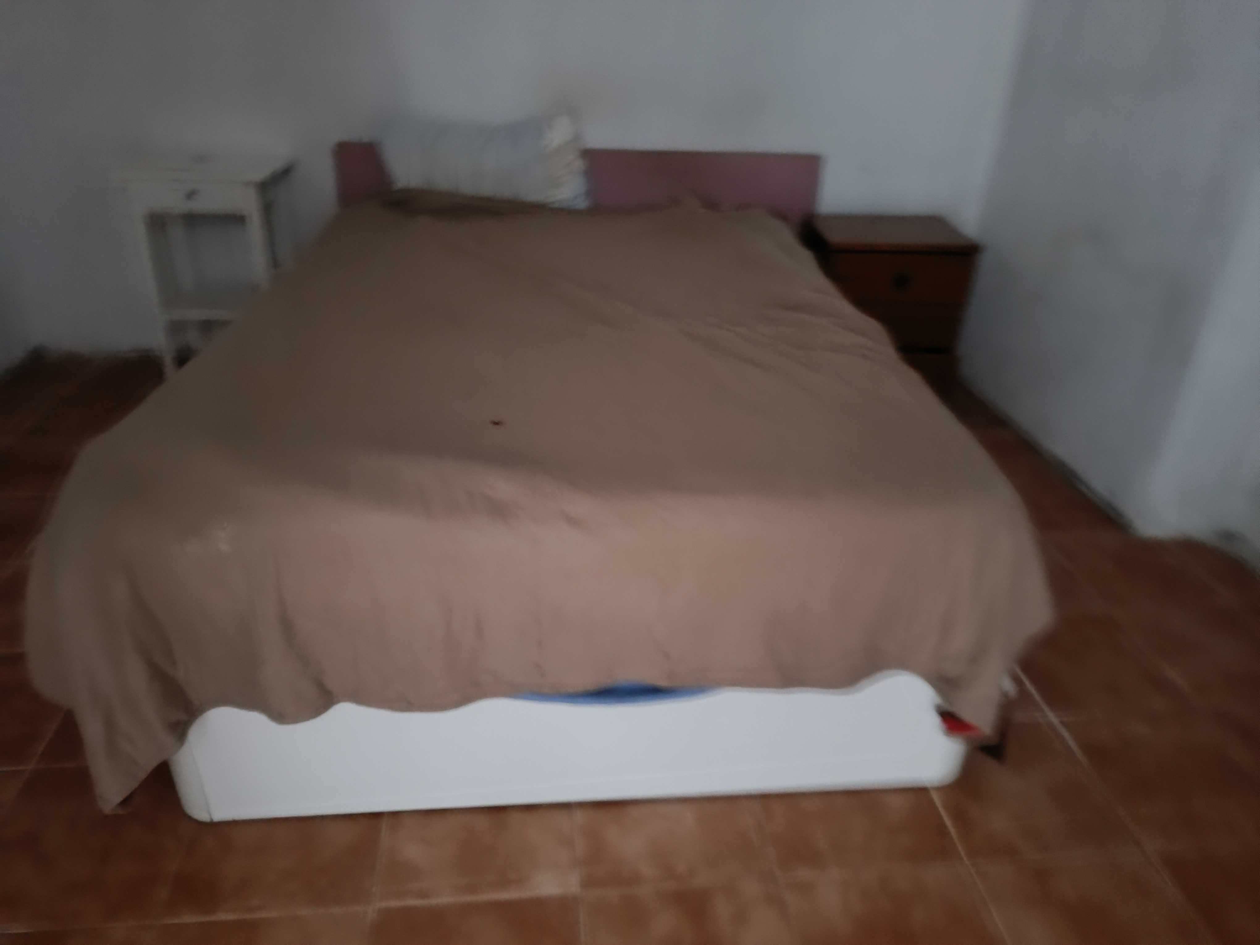 Cama de casal branca