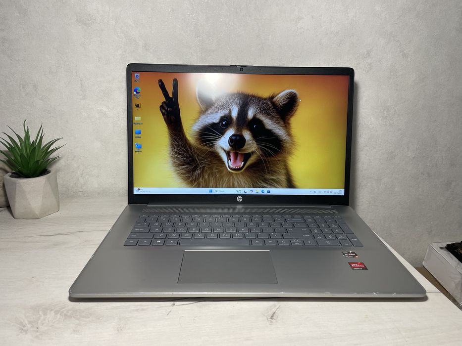 Великий 17.3" HP 17-CP2033DX AMD RYZEN 3 7320U 8/256GB