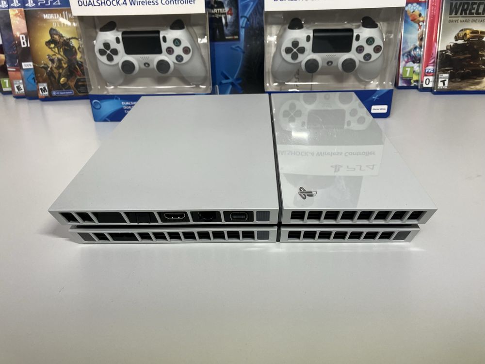 Sony PlayStation 4 + 2 джойстика + 4 диска с играми