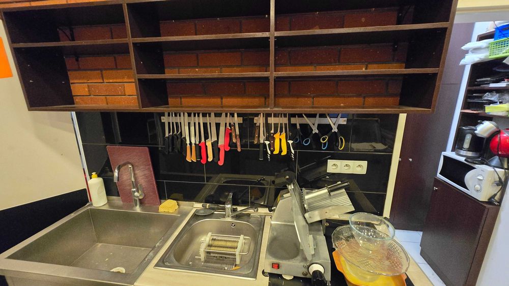 Wyposażenie sklepu mięsnego - chłodziarki, krajalnice, wagi, meble