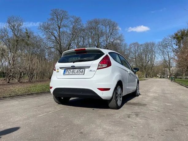 Ford Fiesta Pierwszy właściciel bezwypadkowy garażowany 2 komplety opon i kół