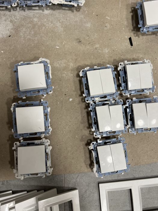 Gniazda elektryczne simon białe