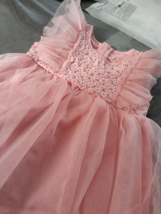 Śliczna nowa  różowa sukienka niemowlęca około 12 m