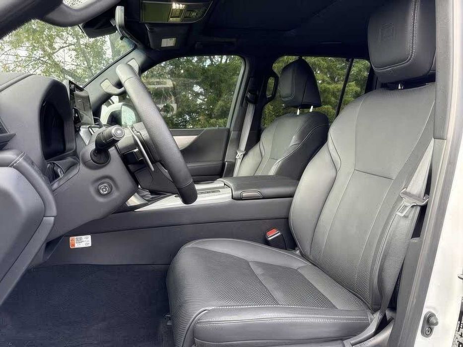 Lexus LX      2025
