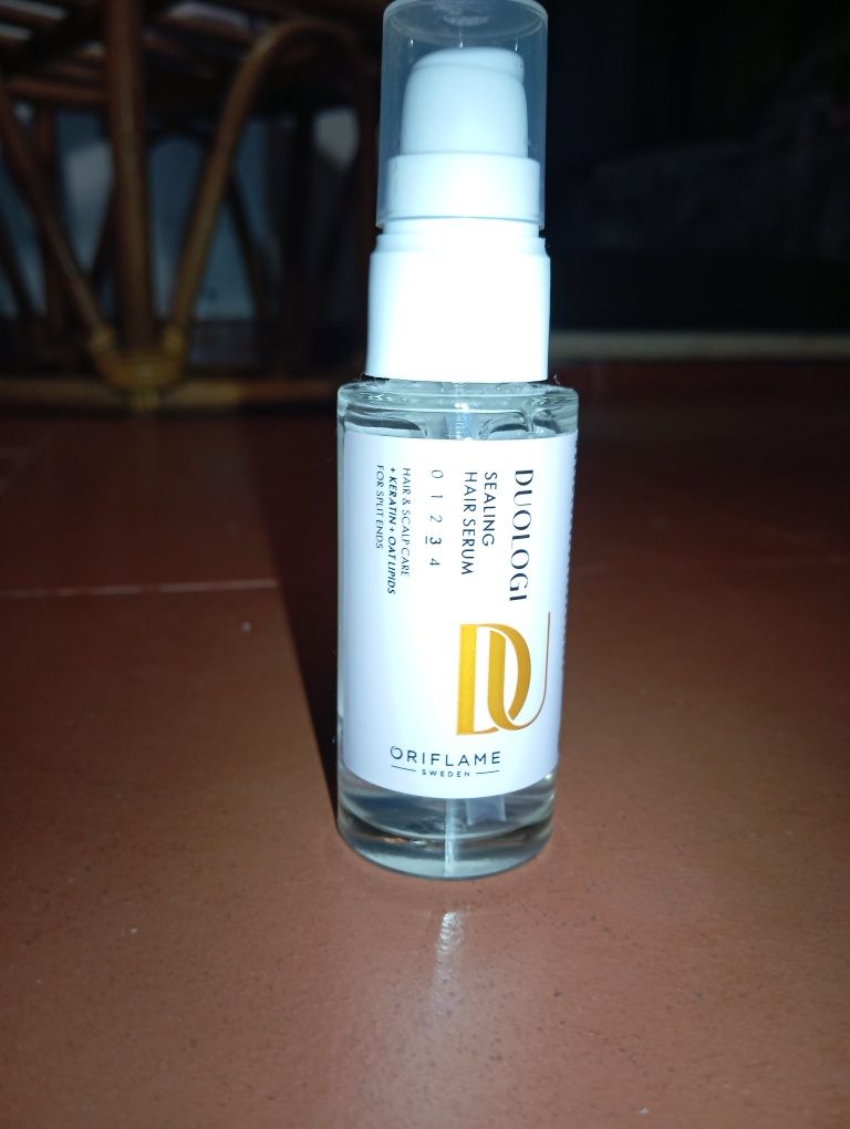 A sérum capilar hidrata, fortalece e protege os cabelos contra danos.