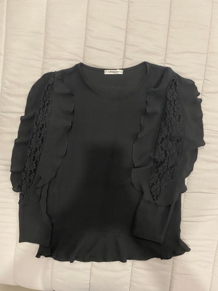 Blusa preta com detalhe de renda