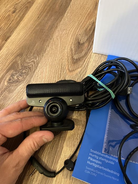 Okulary VR Playstation z kamerą i jednym kontrolerem .