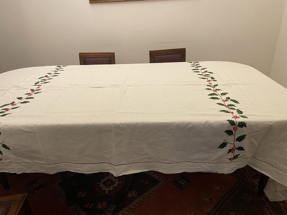 Toalha em linho com bordados de motivos natalicios