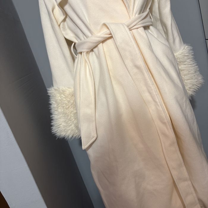 Płaszcz ecru beż exclusive sztuczne futro