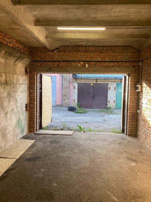 Цегляний гараж по вул. Карбишева,5а Кооператив Північний-1 / Авторинок