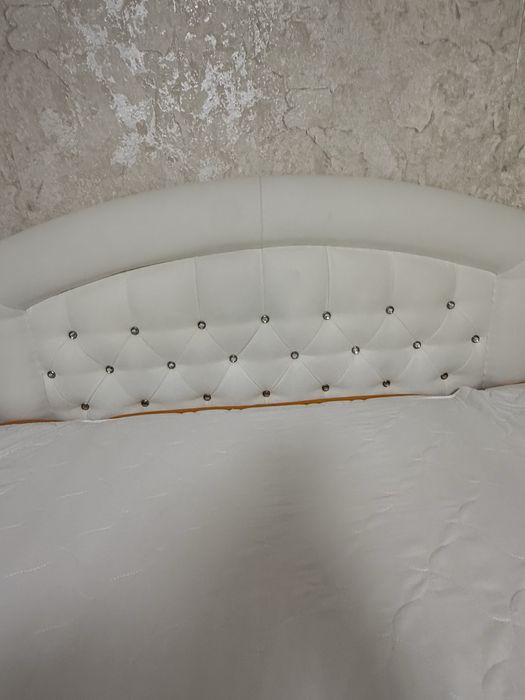 Продам ліжко у відміному стані розмір 140 на 200 см