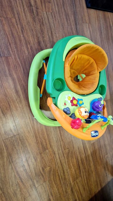 Andador Chicco com brinquedos interativos