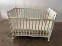 Cama para bebê com gaveta