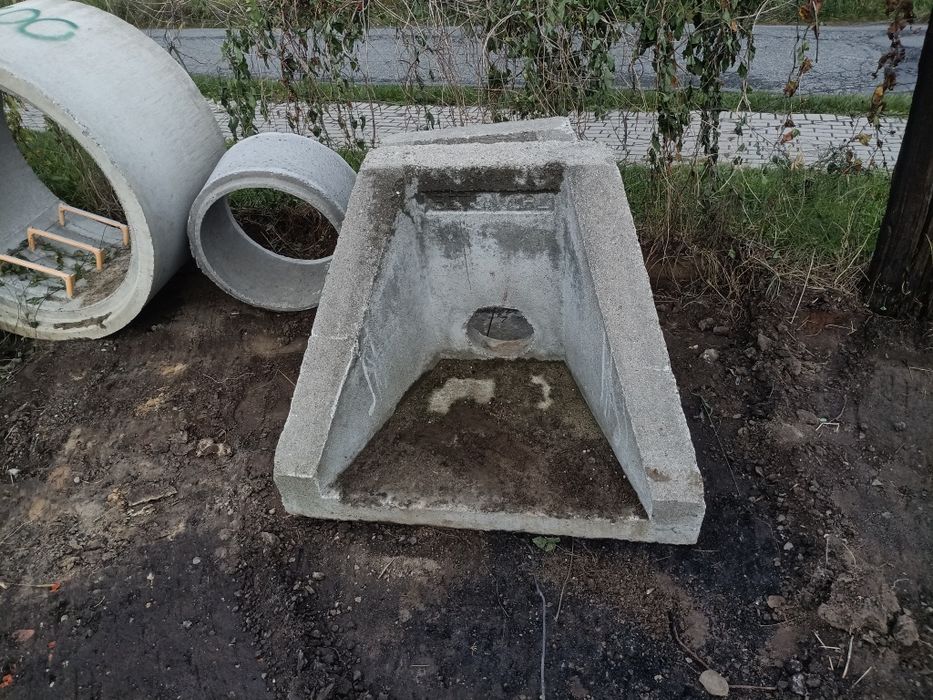 Ścianka oporowa . Płyta oporowa przepustu wylot z dren