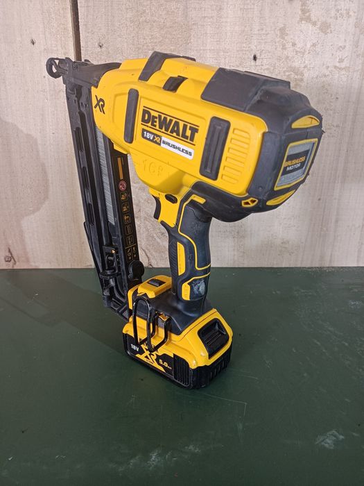 Sztywciarka DeWalt DCN660 z baterią 5.0ah