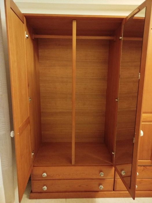 Roupeiro em pinho mel