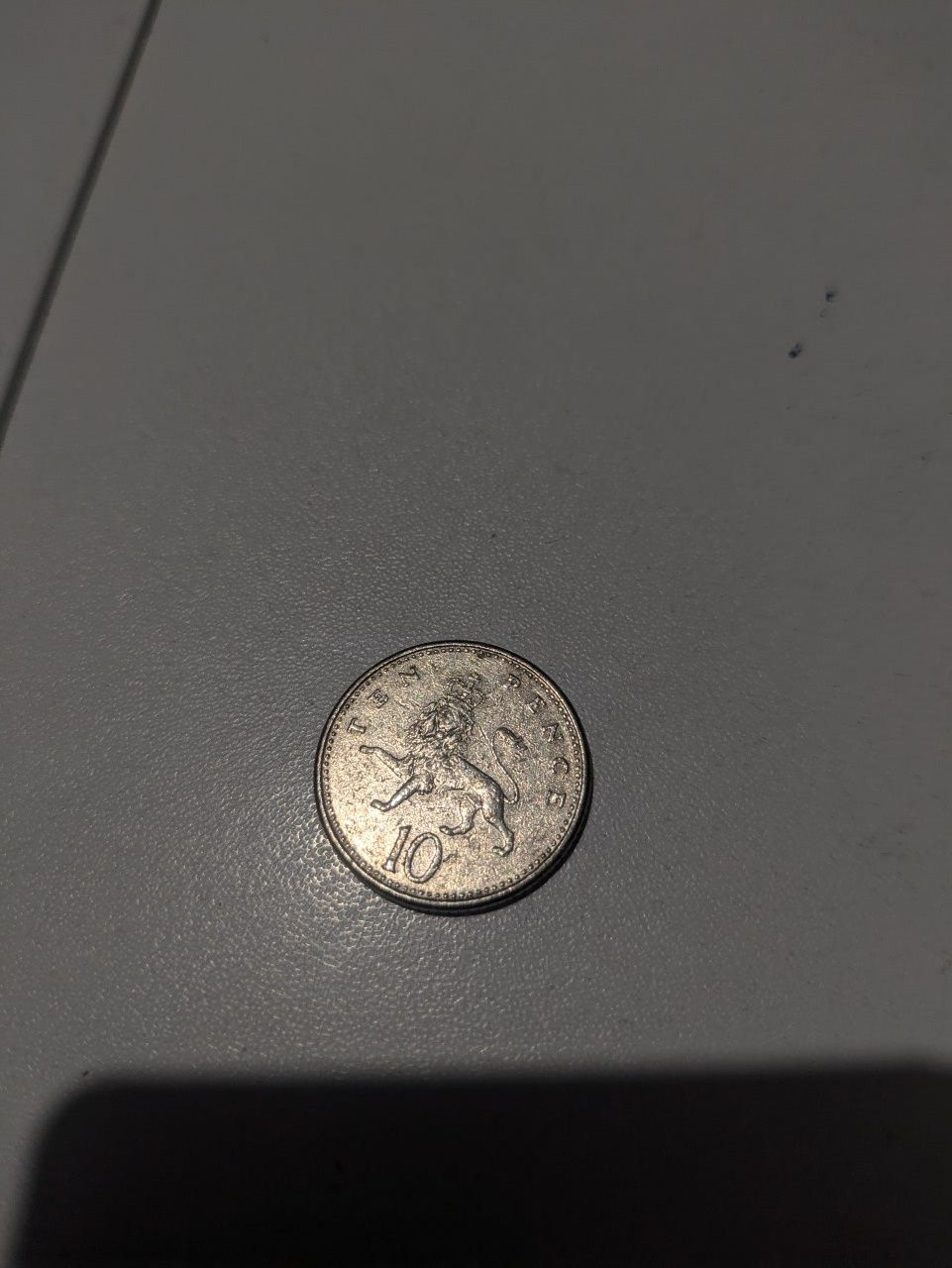 Moeda TEN PENCE ( ELIZABETH II D•G•REG•F•D•1992 )