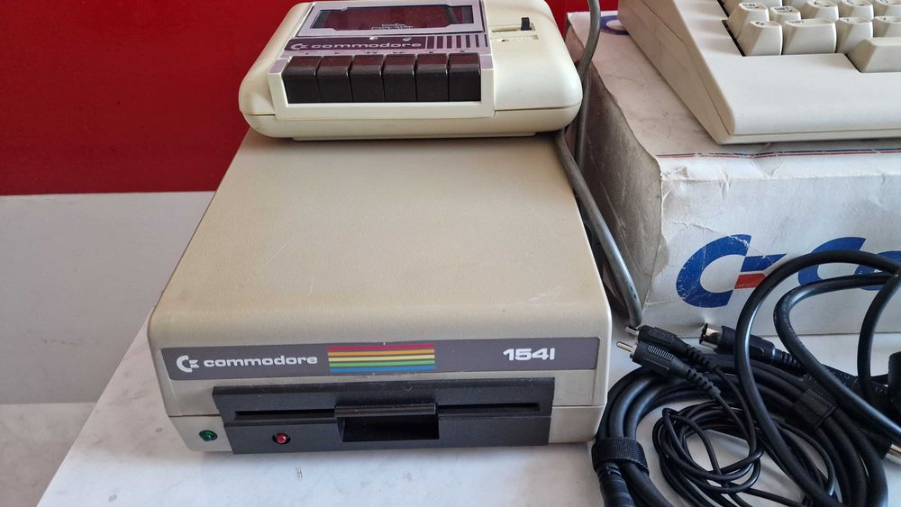 Commodore 64, stacja 1541, magnetofon, joystick, zasilacz, kable, soft