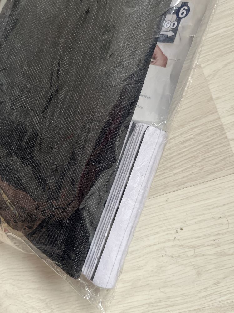 Zaslona magnetyczna przeciw owadom na drzwi