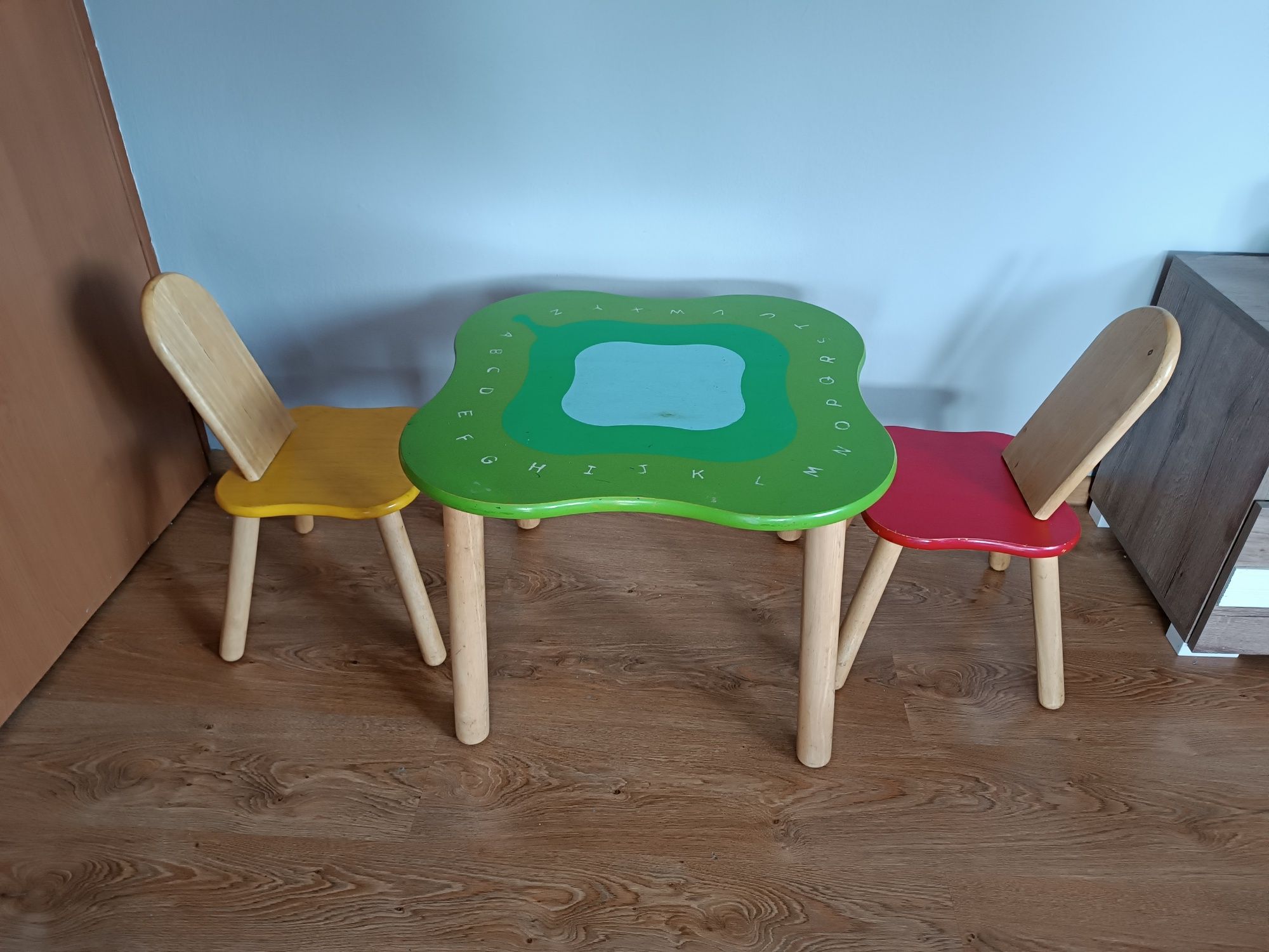 Drewniany stolik z krzesłami