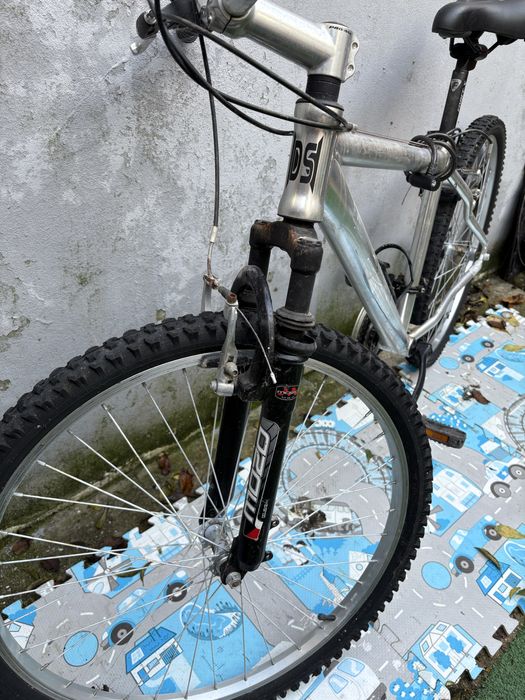 Bicicleta de marcha em bom estado