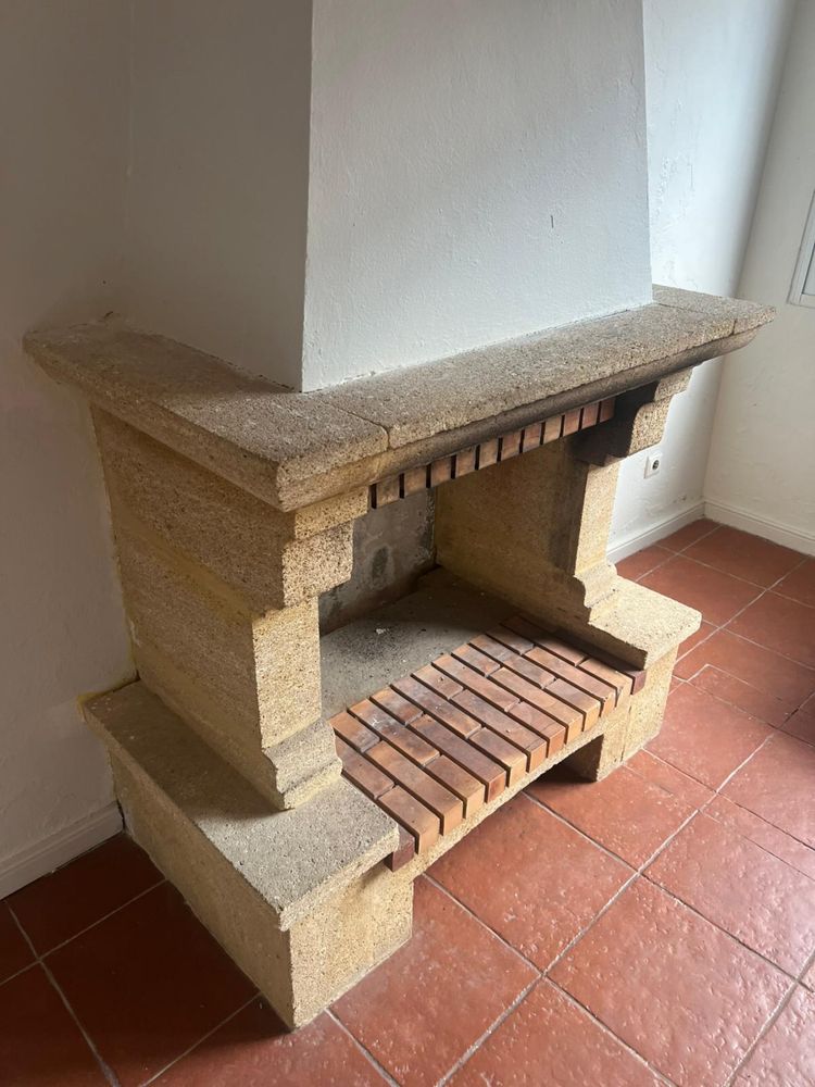 Lareira en pedra maciça e tijolo