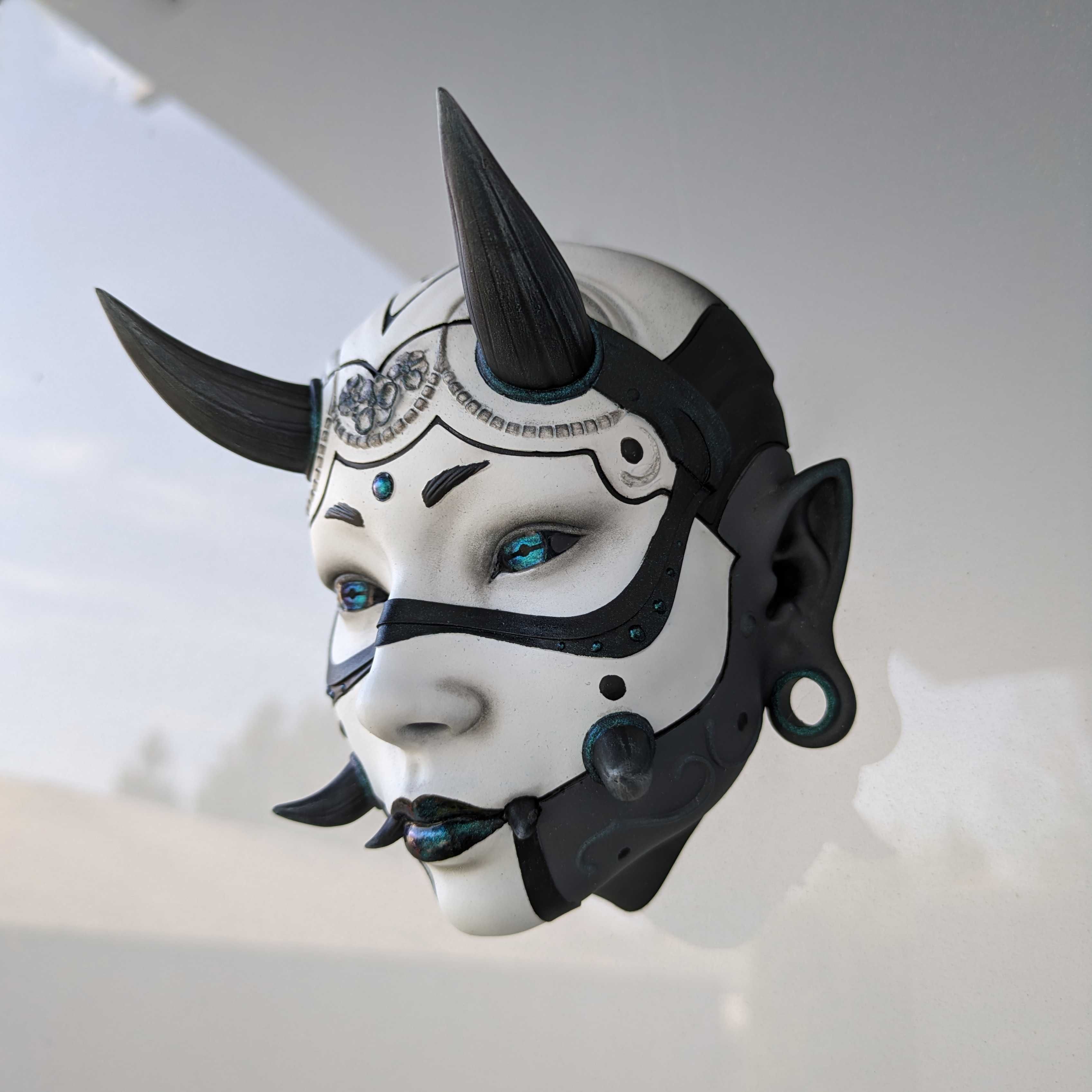 Maska Hannya na ścianie. Druk 3D, malowanie ręczne