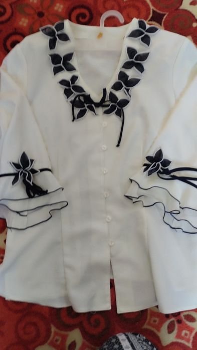 Блузка жіноча молочного кольору