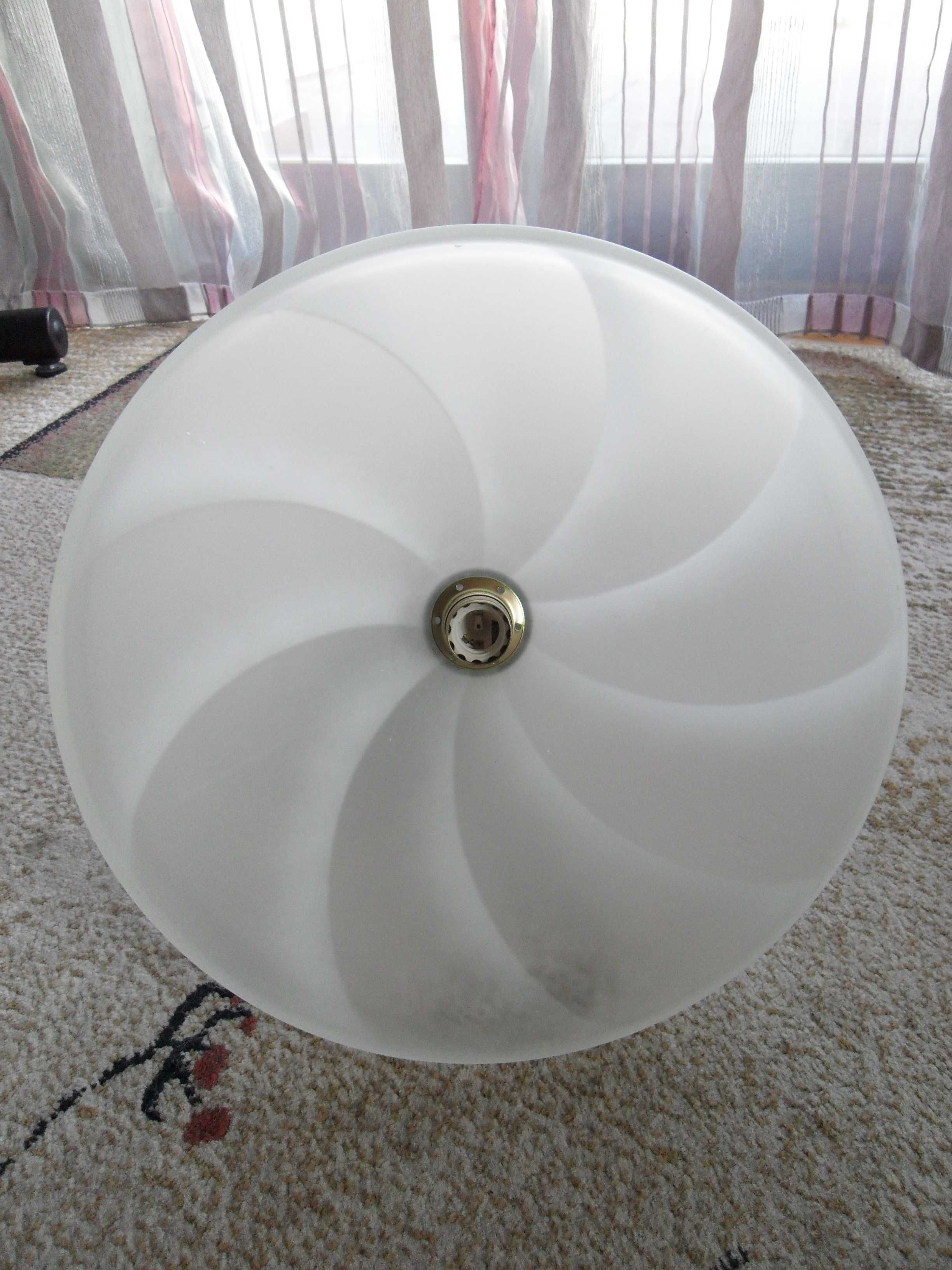 Lampa wisząca (sufitowa) w kolorze mosiądzu, mleczny klosz, lata 70-te