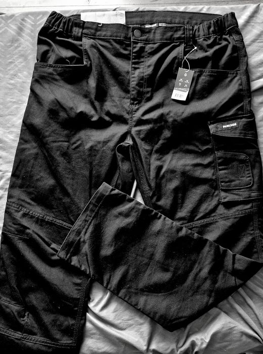 Calças de ganga de trabalho novas multibolsos
preço 14eur
De ganga ela