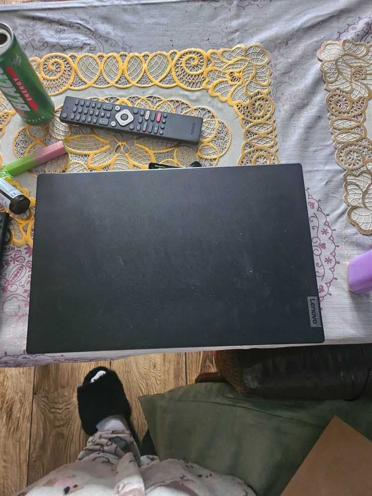 Laptop lenowo  uszkodzony