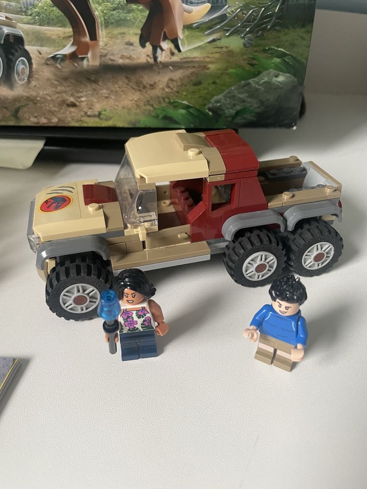 LEGO 76941 Jurassic World - Pościg za karnotaurem