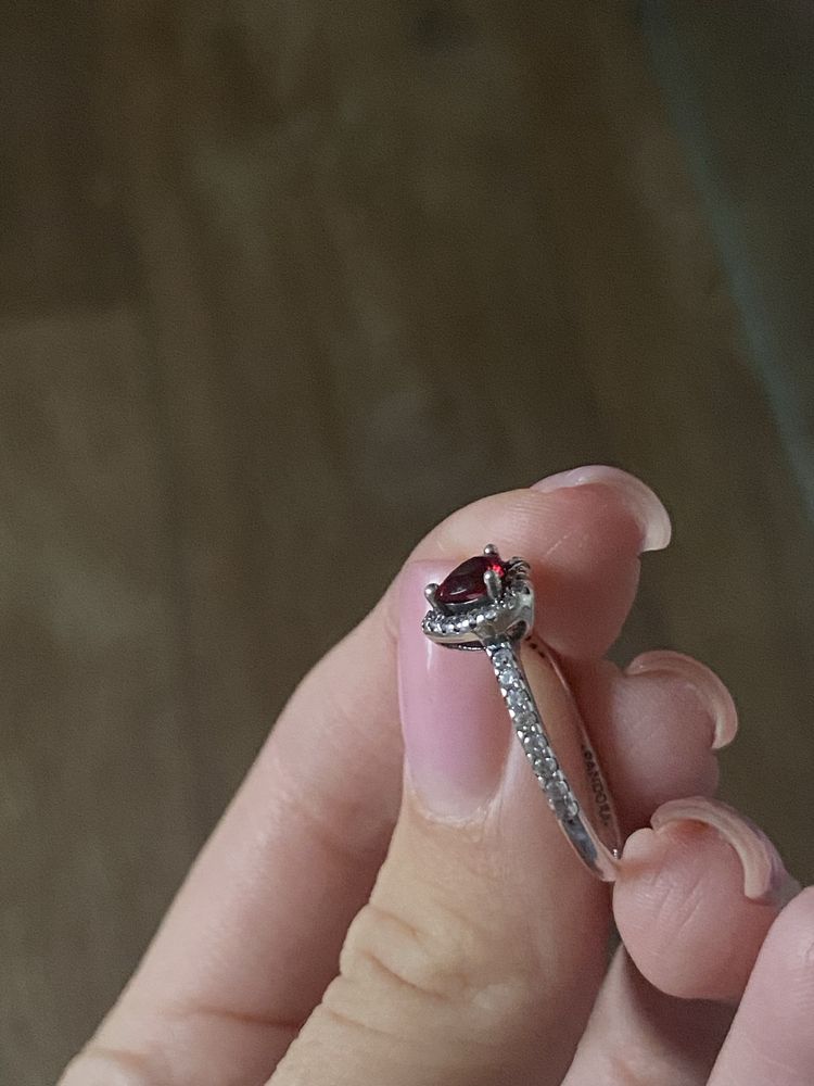 серебряное кольцо пандора красное сердце