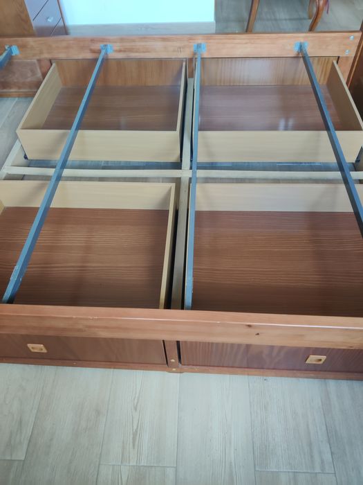 Cama de casal com mesas de cabeceira
