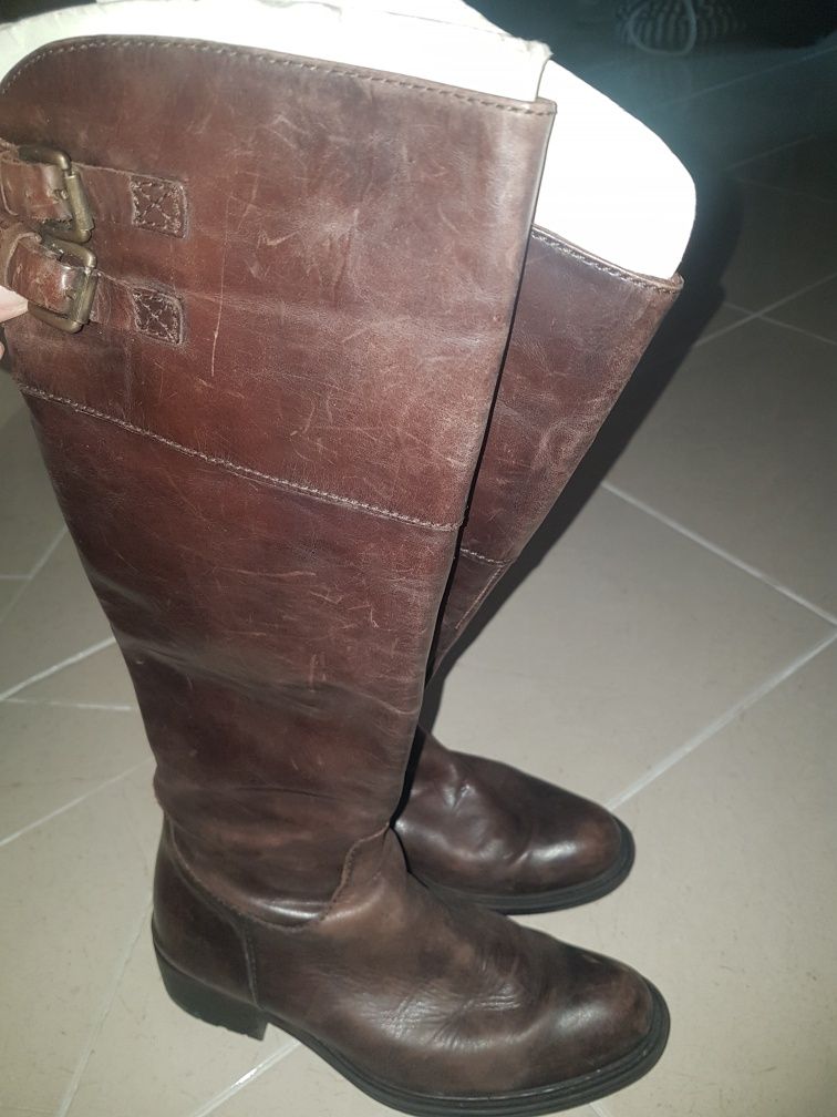 Botas em pele bata