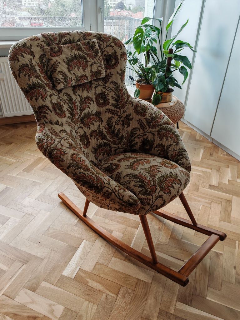 Fotel bujany uszak vintage z Norwegii drewniany stelaż