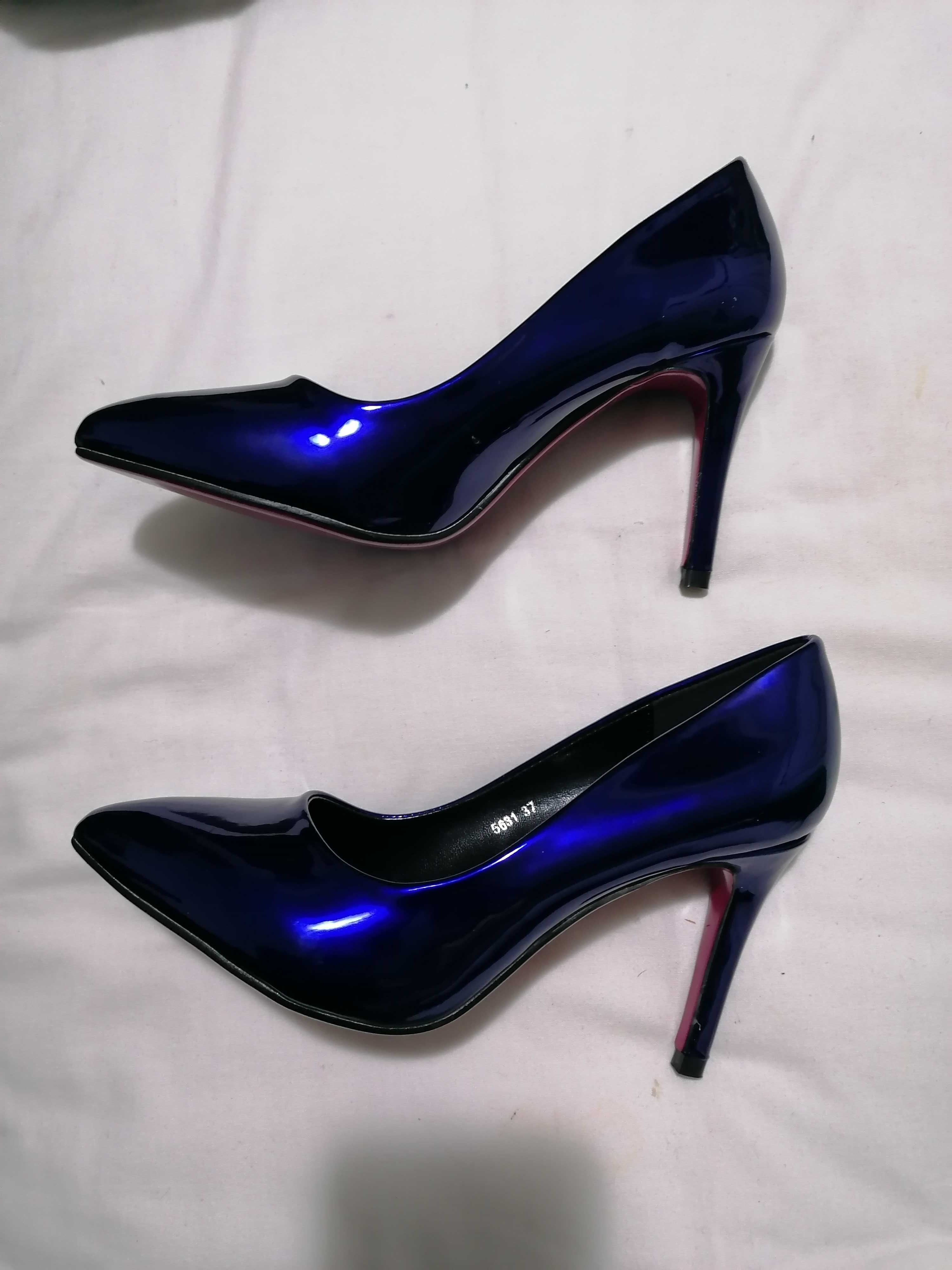 Sapatos azuis, com brilho