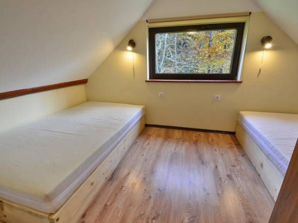 Domek w górach nad wodospadem w lesie  sauna weekend wakacje nad rzeką