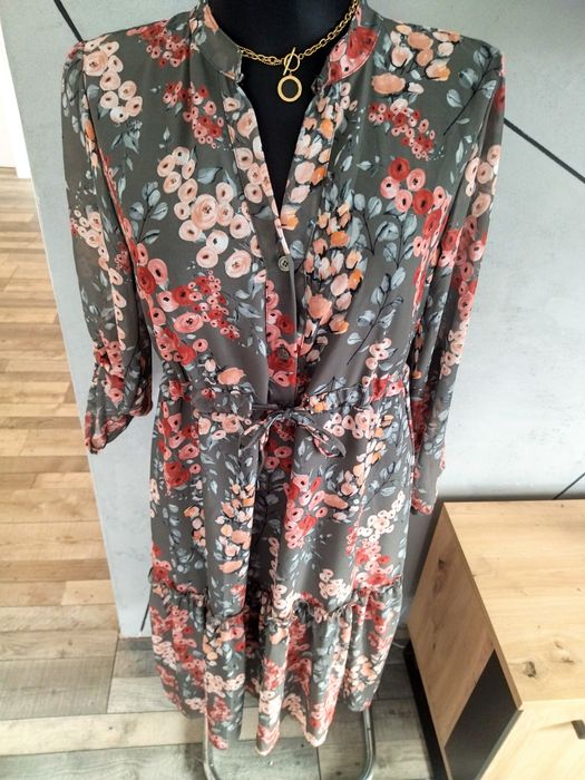 Sukienka w kolorze khaki print kwiatowy