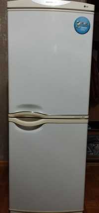 Холодильник LG в доброму стані