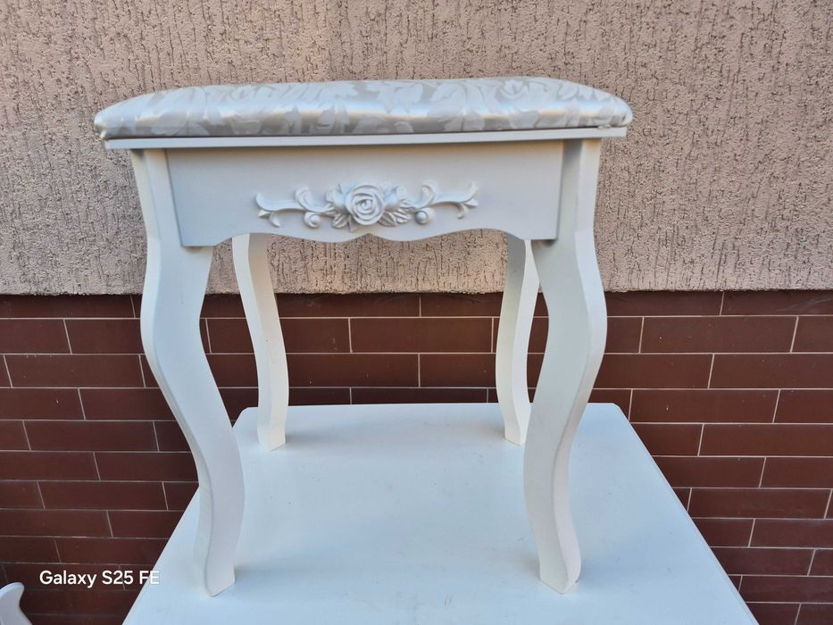 Drewniana toaletka dla dziewczynki