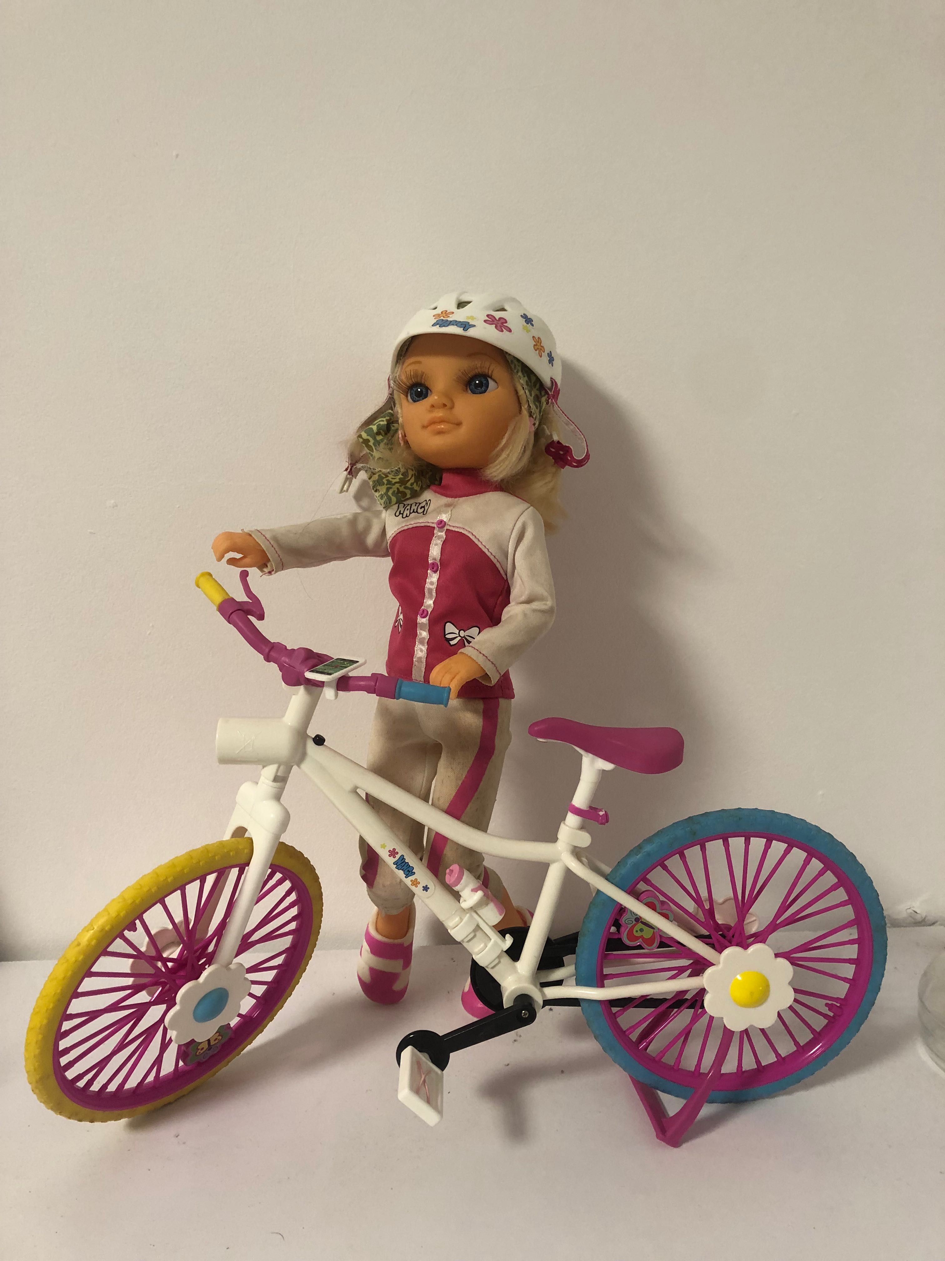 Nancy com bicicleta,com patins e esqui