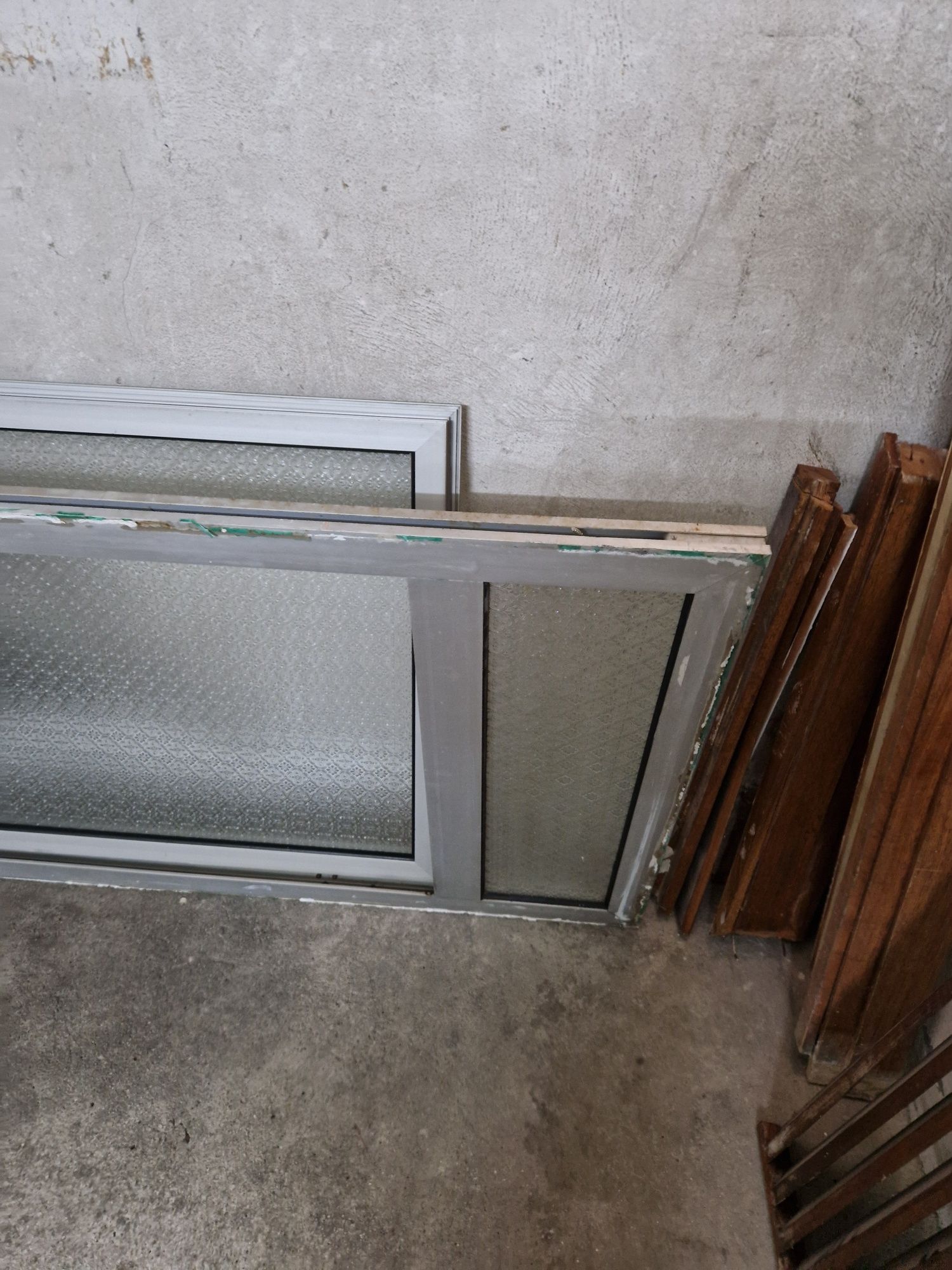 Porta em alumínio com extenção mais alta. Medidas nas fotos