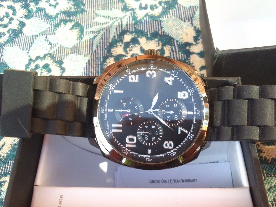 Продам новые наручные мужские часы.