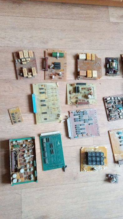Ящик 4. Електронні плати з радянською електронікою