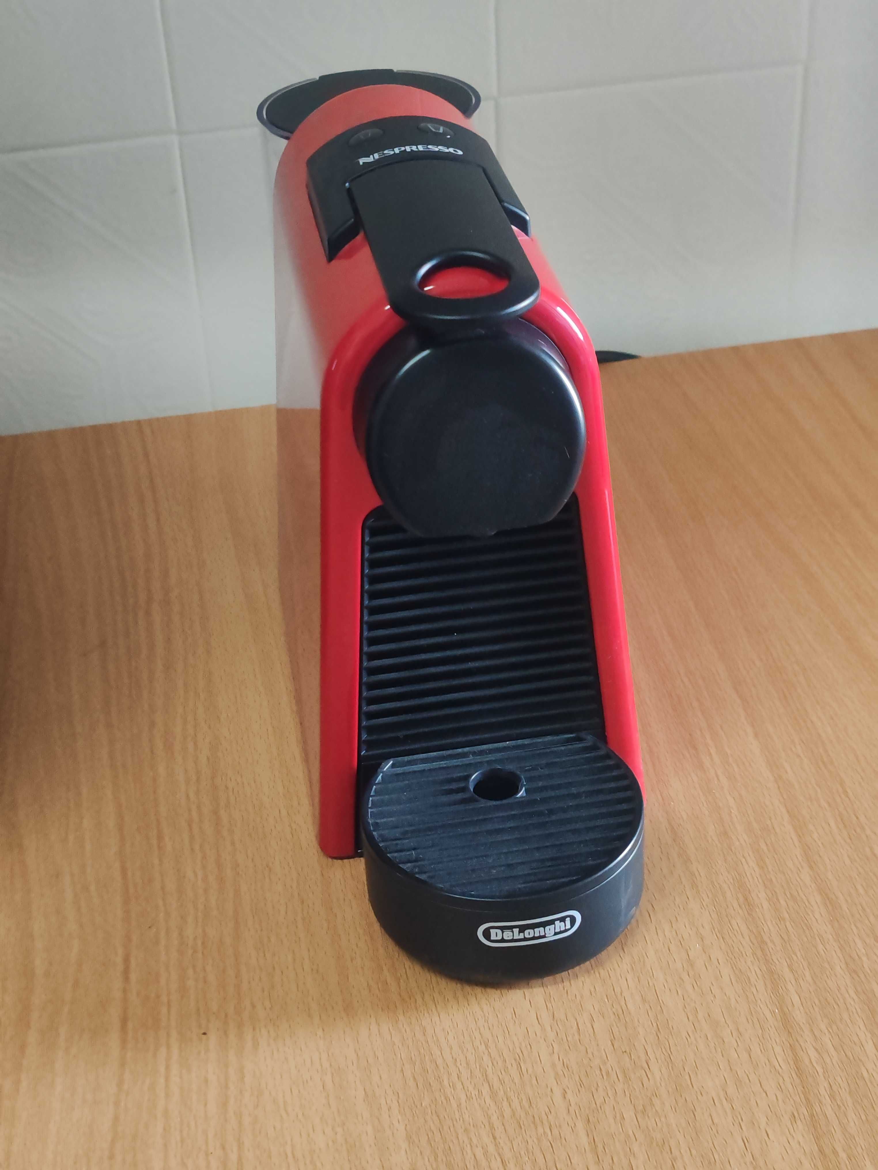 Mesa, cadeira, máquina de café e air fryer