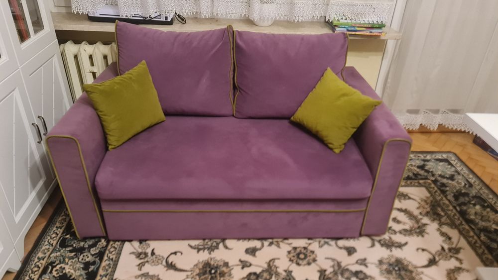 Sprzedam kanapę rozkładaną 2 osobową. W zestawie 4 poduszki.