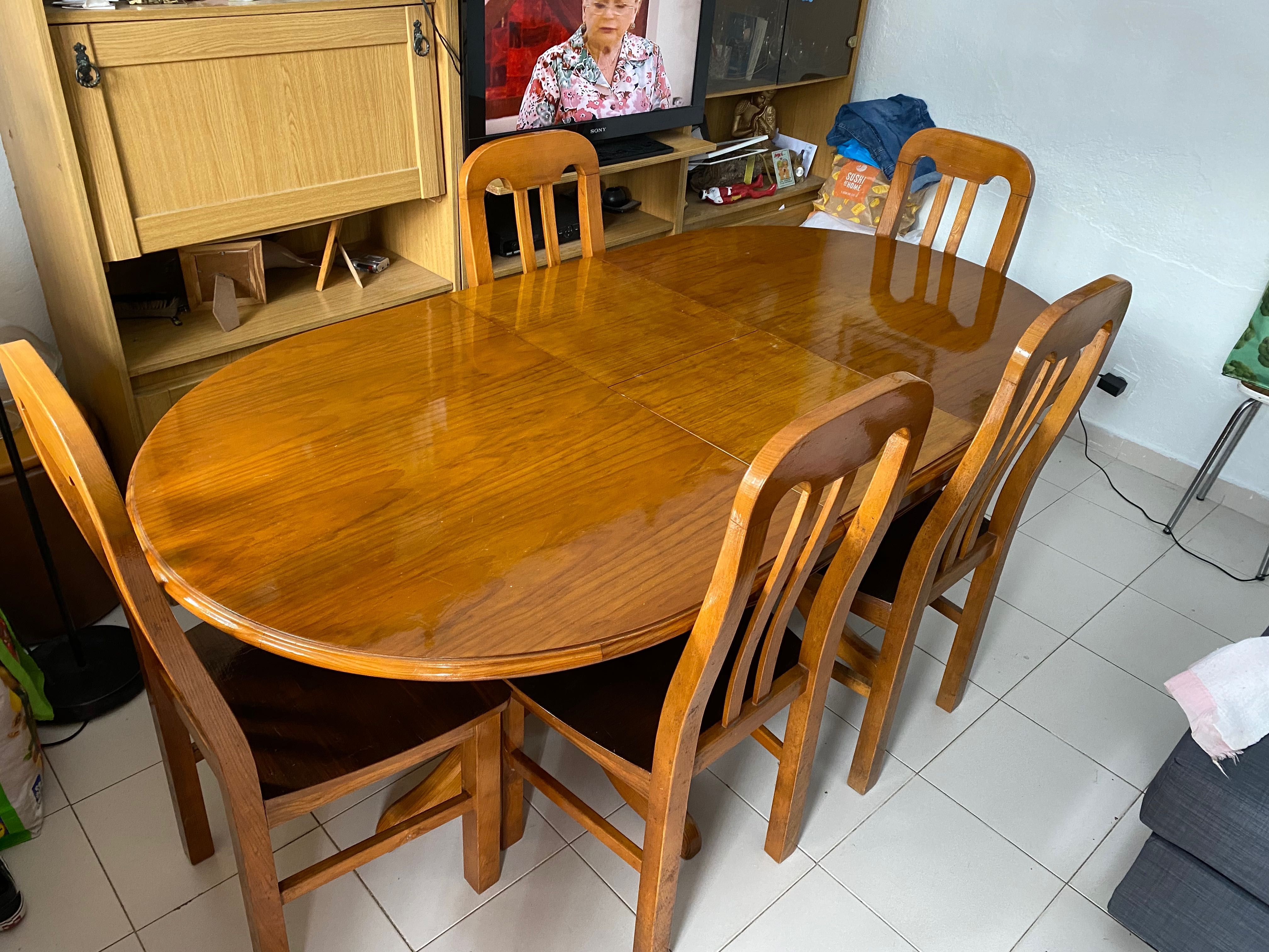 Vende-se conjunto de mesa de jantar e cadeiras